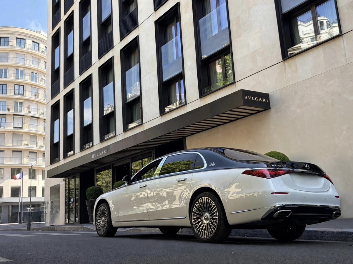Maybach Velour devant l'Hôtel Bulgari, avenue George V à Paris