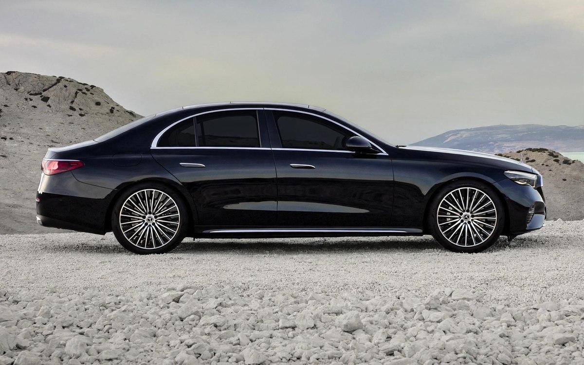 Mercedes Classe E noire de profil, véhicule de la gamme Business Velour