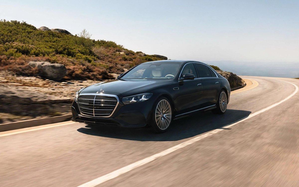Mercedes Classe S noire en route, véhicule de la gamme First Velour
