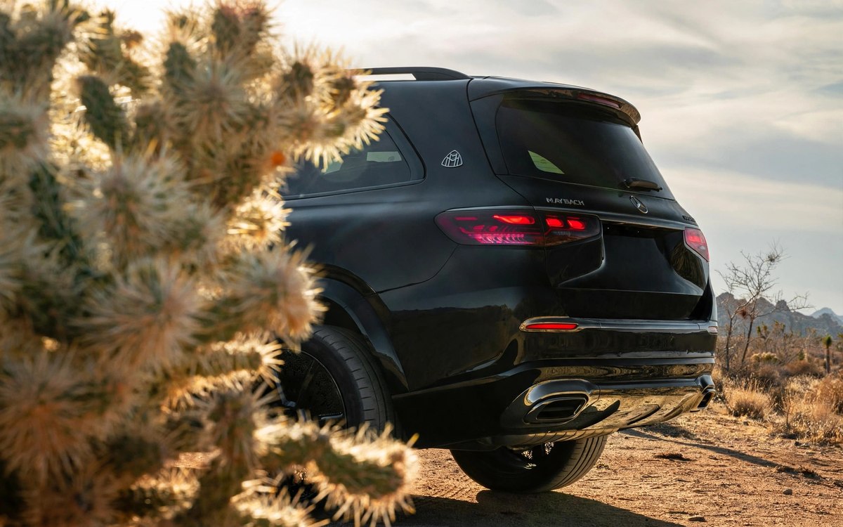 Maybach GLS noir de trois quarts arrière au coucher du soleil