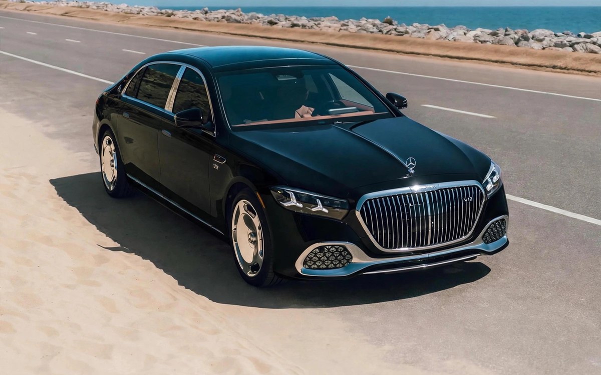 Maybach Classe S noire de trois quarts avant, calandre Maybach chromée