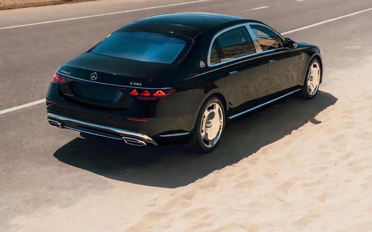Maybach Classe S noire de trois quarts arrière sur une route côtière