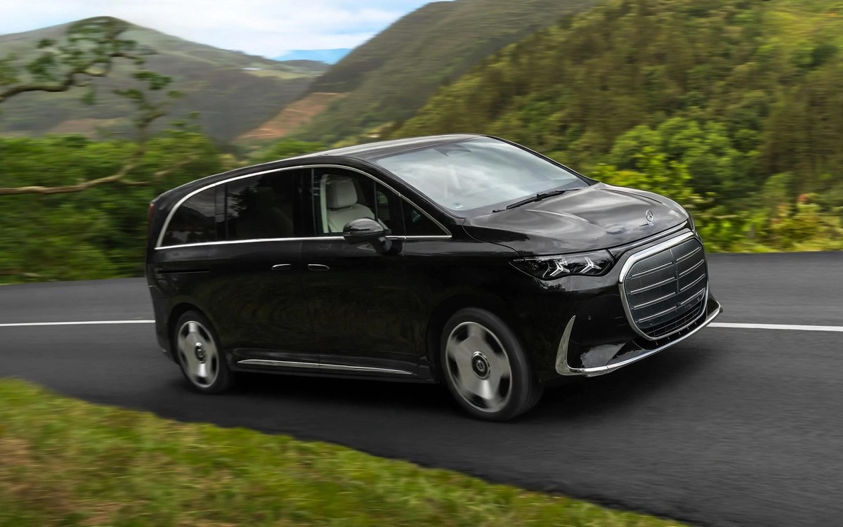 Mercedes Classe V Executive VIP noire de trois quarts avant sur route de montagne