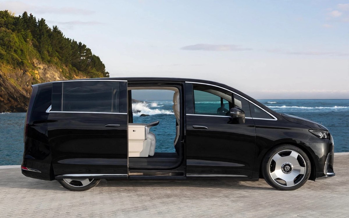 Mercedes Classe V Executive VIP, porte coulissante ouverte sur la configuration salon 4 places